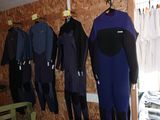 plusieurs combinaisons accrochées au mur d'une pièce