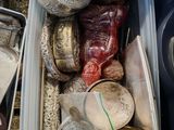 un récipient en plastique contenant divers objets