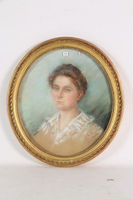 portrait d'une femme dans un cadre doré sur fond bleu