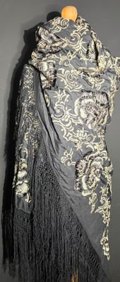 Réunion de foulards et de châles dont certains en soie ou br…