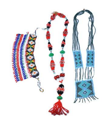 un lot de trois colliers aux motifs variés