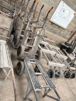 de nombreux chariots qui sont entreposés dans une pièce