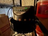 une cafetière posée sur une étagère dans une cuisine