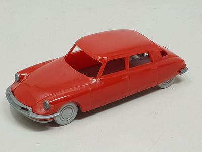 B.S. (Beuzen & Sordet, 1/32ème plastique) Citroën DS19 rouge…