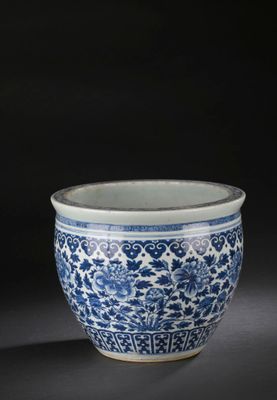un bol bleu et blanc orné de motifs floraux sur fond noir