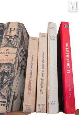 de nombreux livres rangés les uns à côté des autres sur une étagère