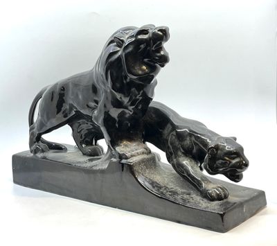 statue d'un lion posée sur un socle en pierre, sur fond blanc