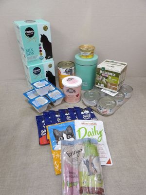 de nombreux objets posés sur une table