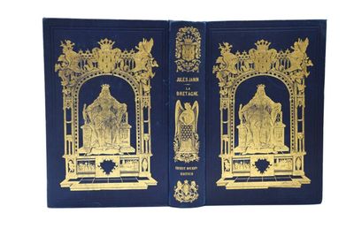 deux livres bleus ornés de motifs dorés, posés sur une surface blanche