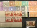 une photo d'une collection de timbres exposée dans une vitrine