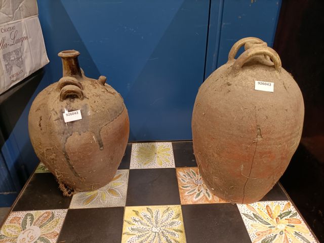 Deux cruches en grès, une fendue