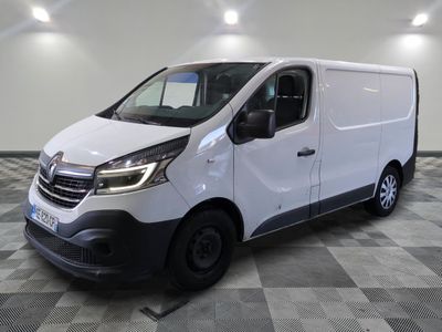 la camionnette blanche est garée sur le sol en damier d'une pièce