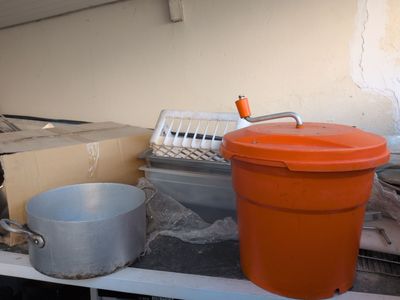 un seau orange posé sur une étagère, à côté d'autres objets