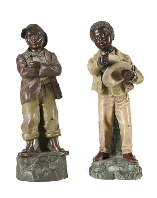 paire de figurines en bronze représentant un garçon et un garçon coiffé d'un chapeau
