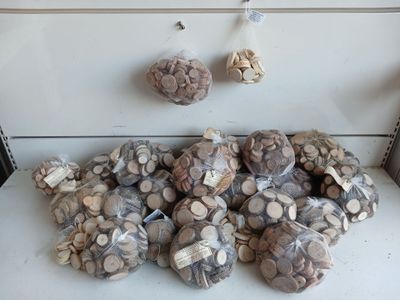 de nombreux sacs de nourriture posés sur une cuisinière