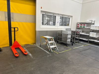 un chariot élévateur au milieu d'une pièce avec une porte jaune