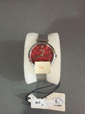 une image représentant une montre-bracelet avec un cadran rouge et un bracelet argenté