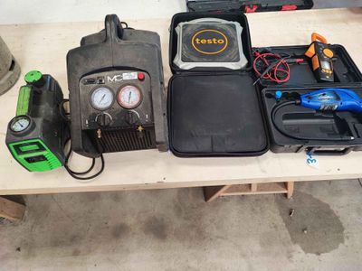 many tools that are sitting on a table