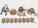 beaucoup de bijoux posés sur la table