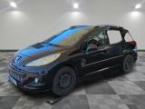 la photo d'une voiture noire garée dans un garage