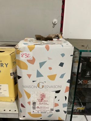 une boîte de vin posée sur une étagère dans un magasin