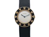 gros plan d'une montre-bracelet avec un bracelet en cuir noir