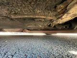 un gros plan de la face inférieure d'une voiture