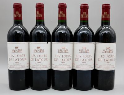 six bouteilles de vin rouge sont alignées