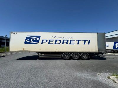 un camion semi-remorque garé sur le côté de la route