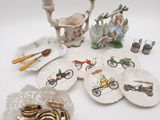 une table blanche sur laquelle sont disposées des assiettes et un bougeoir