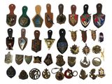 de nombreux types de badges différents sur fond blanc