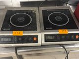 les deux feux de la cuisinière de la cuisine