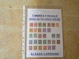 un livre posé sur une table, avec l'image d'un timbre