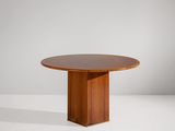 une table à manger ronde avec un piètement en bois