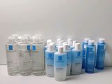 de nombreuses bouteilles de lotion posées sur une table