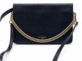 un sac à bandoulière noir avec une bandoulière en chaîne