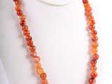 gros plan d'un collier sur un présentoir pour mannequin