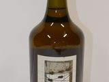une bouteille de vin posée sur une table