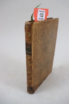 un petit livre sur lequel est accrochée une étiquette de prix