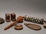 un grand nombre d'objets posés sur une table