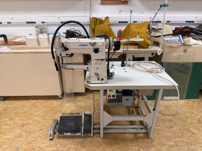 une machine à coudre posée sur une table dans une pièce