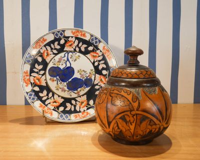 un vase et une assiette posés sur une table