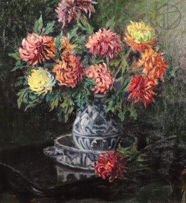 tableau représentant un vase de fleurs posé sur une table, avec un chat