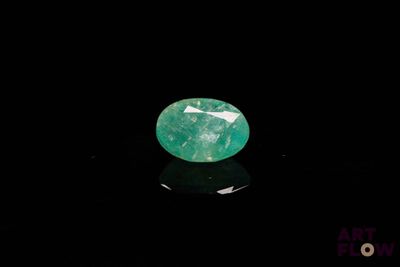 une pierre vert émeraude sur un fond noir