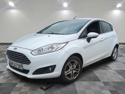 une Ford Fiesta blanche garée sur un sol à damier