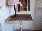 une table sur laquelle se trouvent un miroir et une lampe