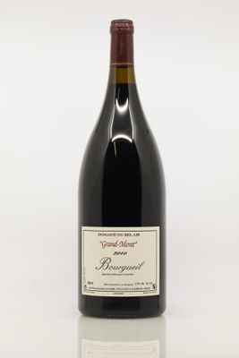 une bouteille de vin posée sur une table