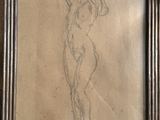 un vieux dessin représentant une femme nue, dans un cadre en bois