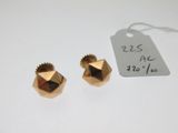 une paire de boucles d'oreilles en or avec une étiquette de prix posée sur un fond blanc