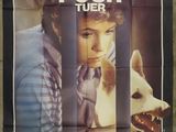 the poster for the movie dresse pourr is hanging on the wall